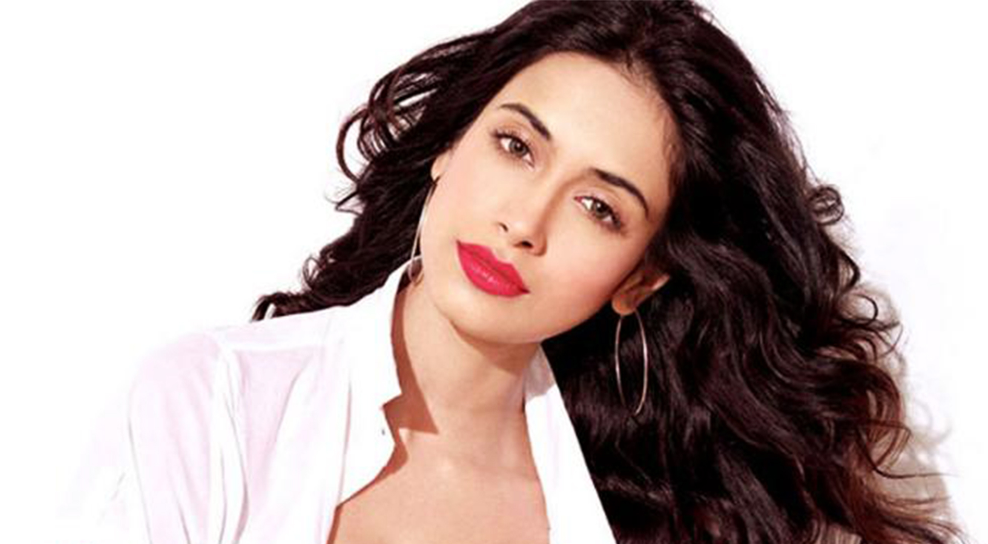 <h3> Eat, Pray, Love Your Way to Beauty & Good health - with Bollywood Actress Sarah Jane Dias  </h3>